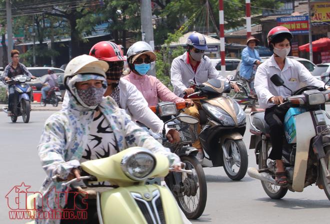 Người Hà Nội chống chọi với cái nắng nóng 'cháy da cháy thịt' ảnh 1